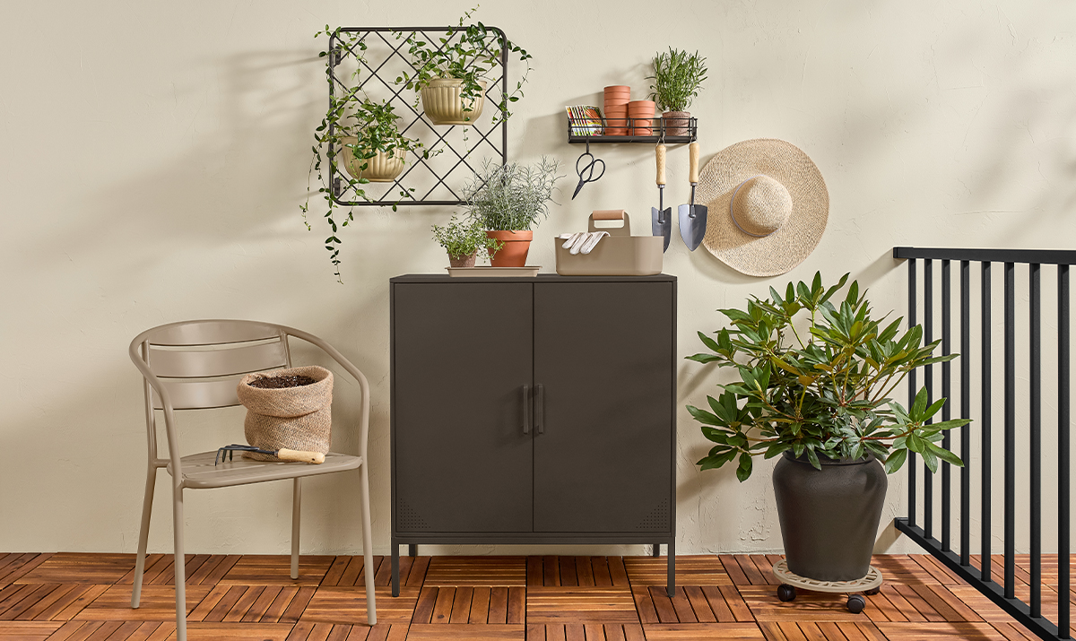 Chair and side table with cups in Hammered Black